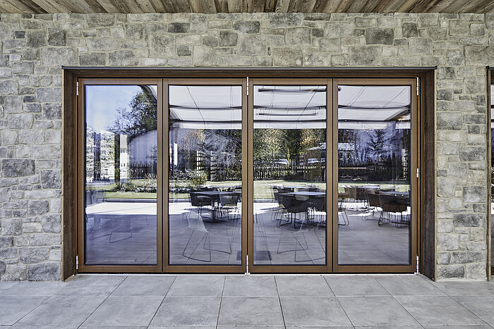 Otten Gastro Glasfassaden Solarlux Glas-Faltwand Woodline