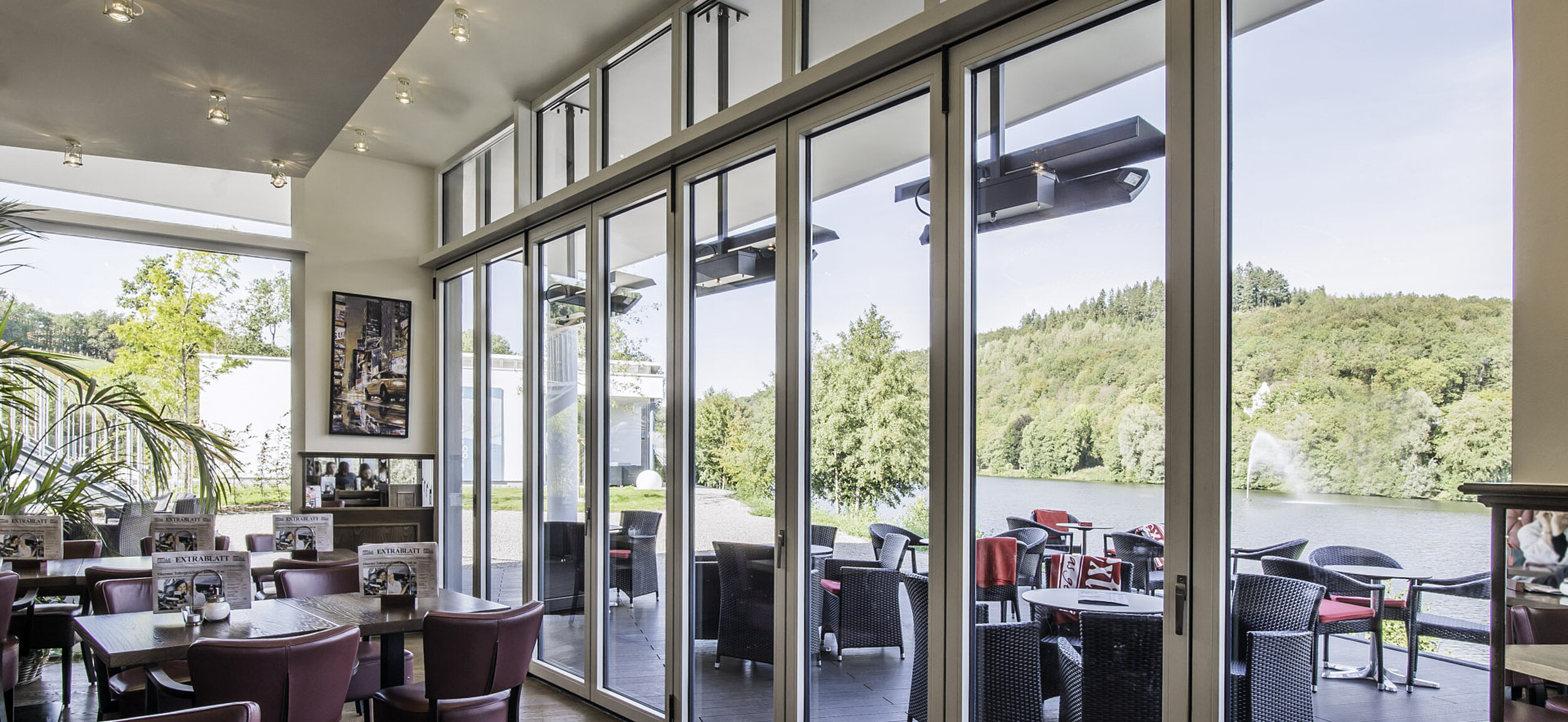 Otten Gastro Glasfassaden Solarlux Glas-Faltwand Woodline